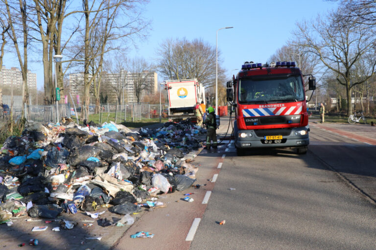 Vuilniswagen dumpt lading na brand