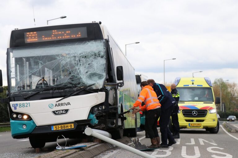 Stadsbus ramt lichtmast op de Algeraweg