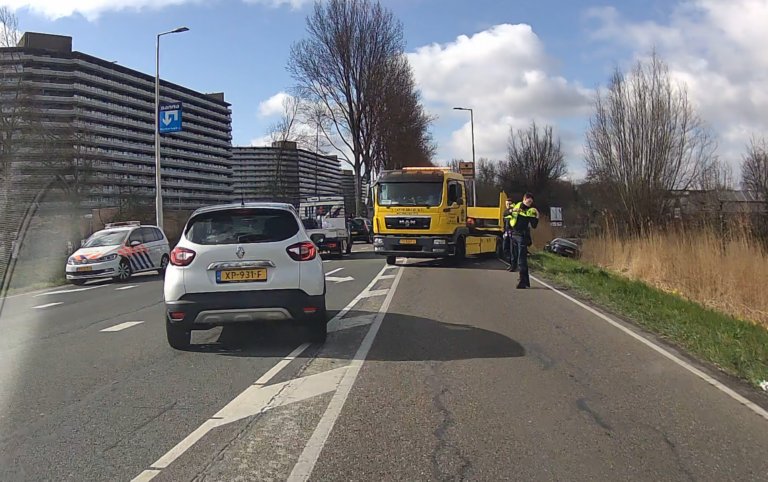 Tesla raakt van de weg op Abram van Rijckevorselweg