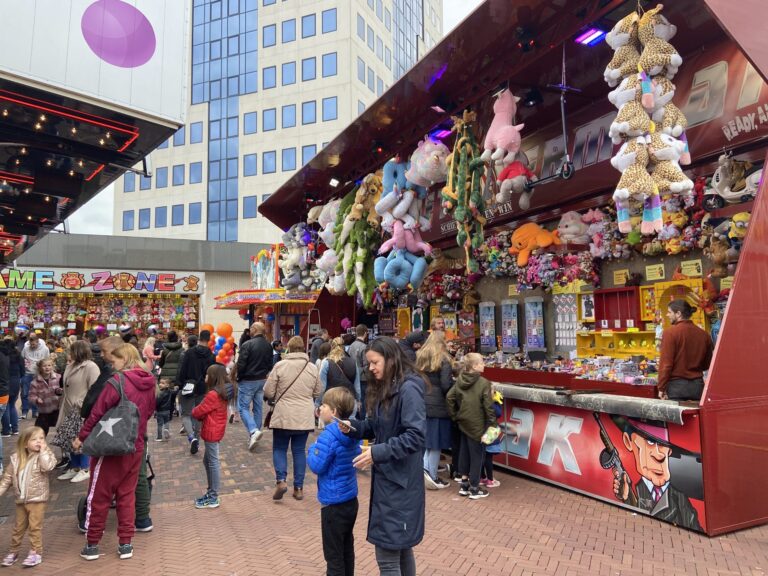 Drukte op vrijmarkt en kermis tijdens Koningsdag in Capelle