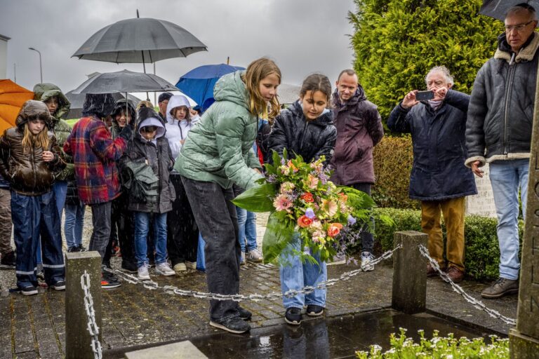 Kinderherdenking groep 8 Capelse Schoolvereniging bij oorlogsmonument