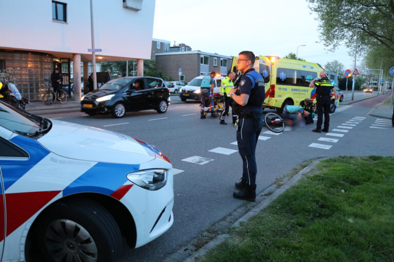 Automobilist rijdt door na aanrijding met fietsster op Meeuwensingel