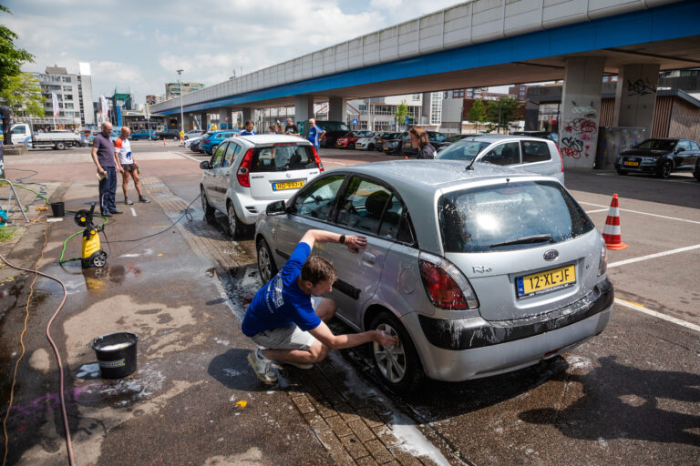 Roparun Team 78 haalt mooi bedrag op tijdens carwash-actie op Stadsplein