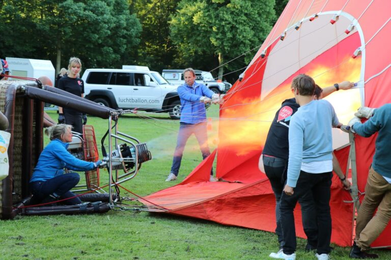 Luchtballonnen stijgen op vanuit het Schollebos