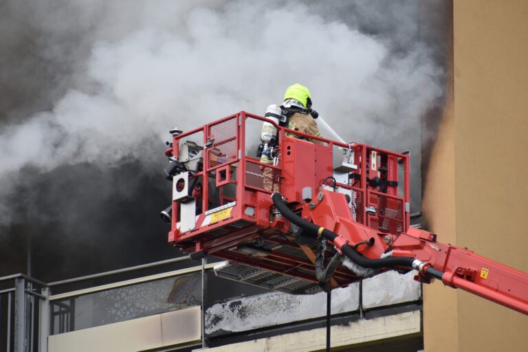 Forse rookontwikkeling bij grote brand aan Valeriusrondeel