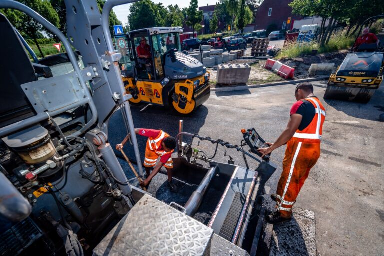 Burgemeester van Dijklaan bijna open, gemeente start met asfalteren