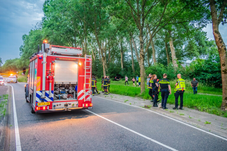 Auto botst tegen boom Europalaan Nieuwerkerk aan den IJssel