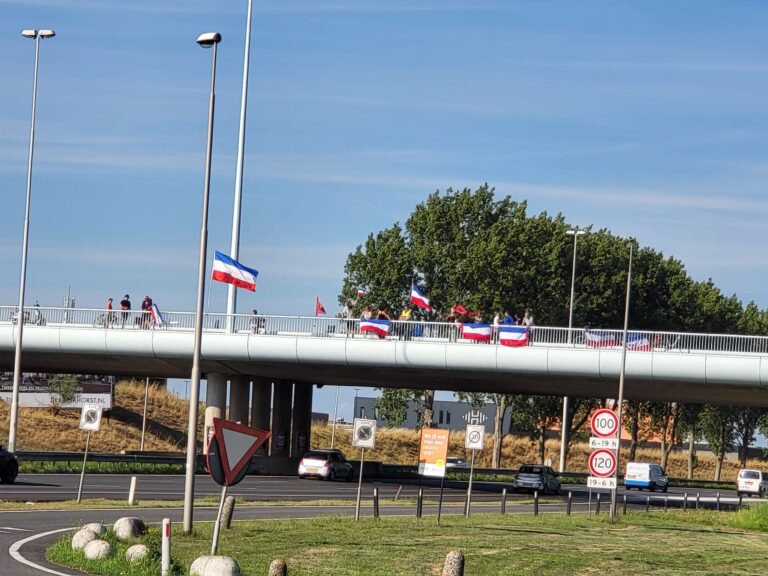 Boerenprotest op brug Laan van Avant-Garde