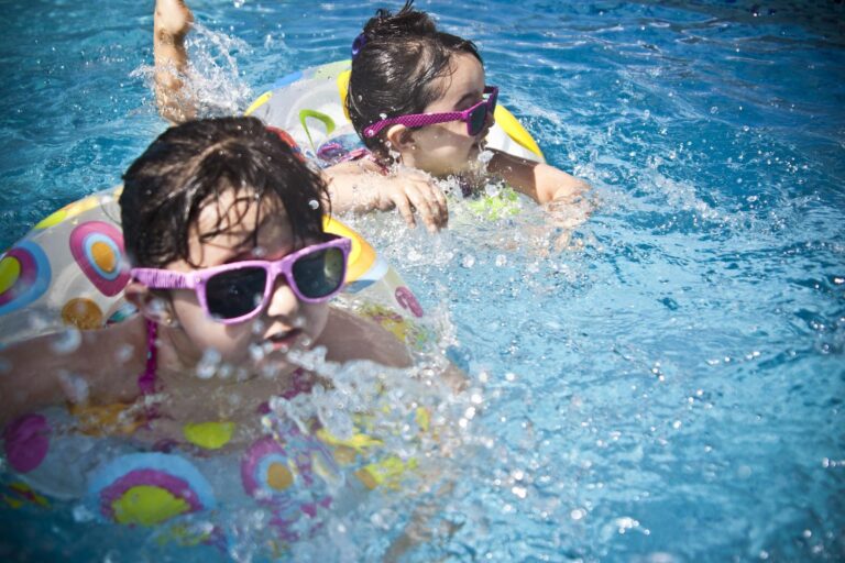 Gespetter in het buitenbad van Polderbad tijdens zomervakantie