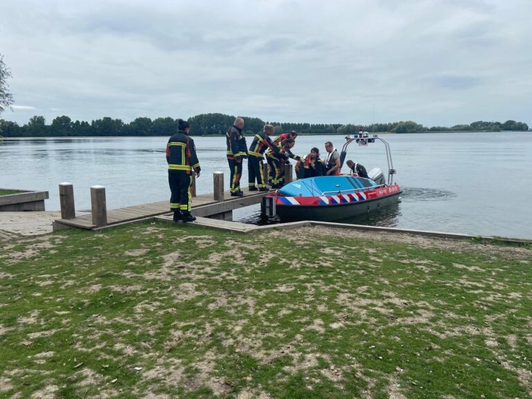 Kinderen op surfboard gered uit Zevenhuizerplas