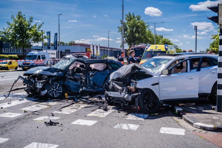 Dodelijk slachtoffer bij ernstig ongeval op Hoofdweg (video)