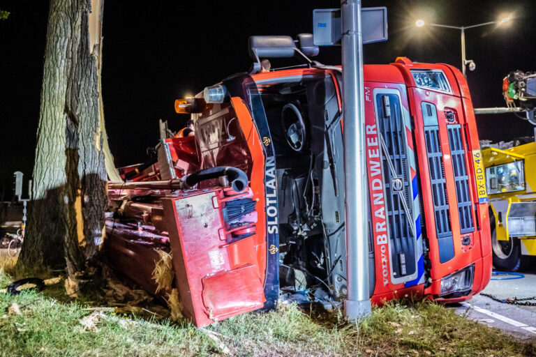 Twee gewonden door gekantelde hoogwerker brandweer Capelle aan den IJssel