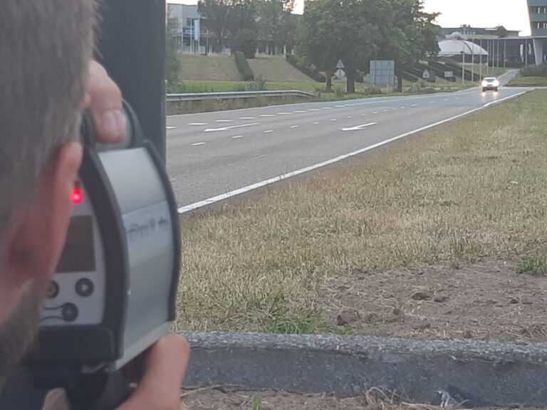 Laagvliegers op Abram van Rijckevorselweg Capelle aan den IJssel bekeurd voor snelheid en rood licht