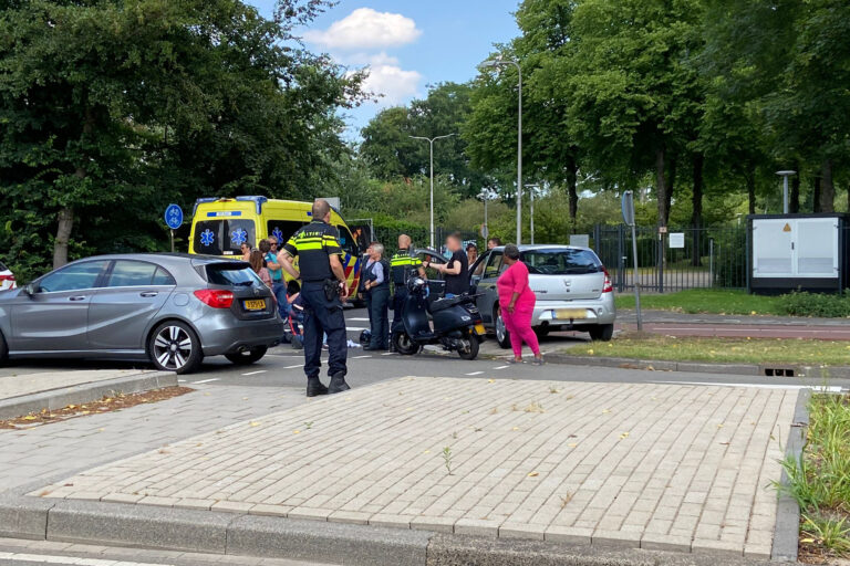 Gewonde na ongeval tussen scooter en auto Burgemeester Schalijlaan