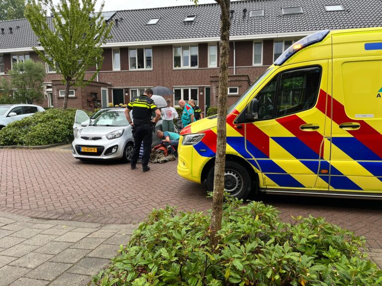 Fietsster rijdt tegen auto aan Narcisstraat