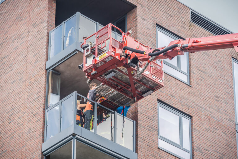 Brandweer helpt vrouw met hoogwerker om thuis te komen door kapotte lift