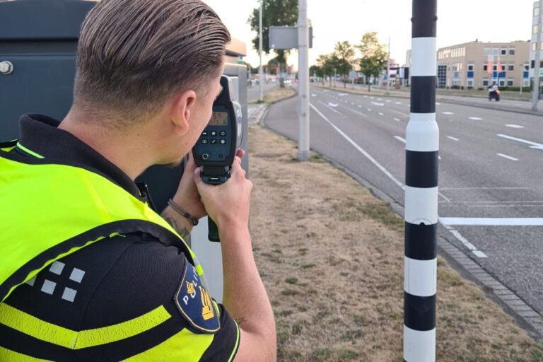 Politie controleert op snelheid op Hoofdweg