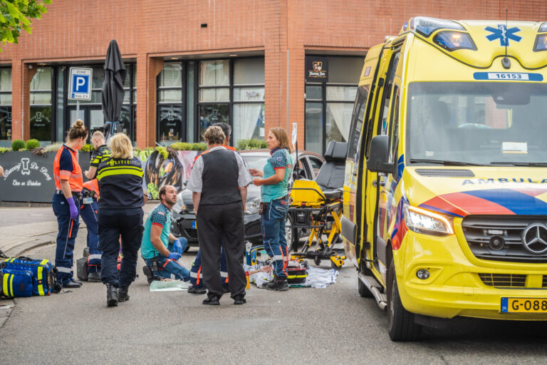 Vrouw zwaargewond na aanrijding met auto op Raadhuisplein