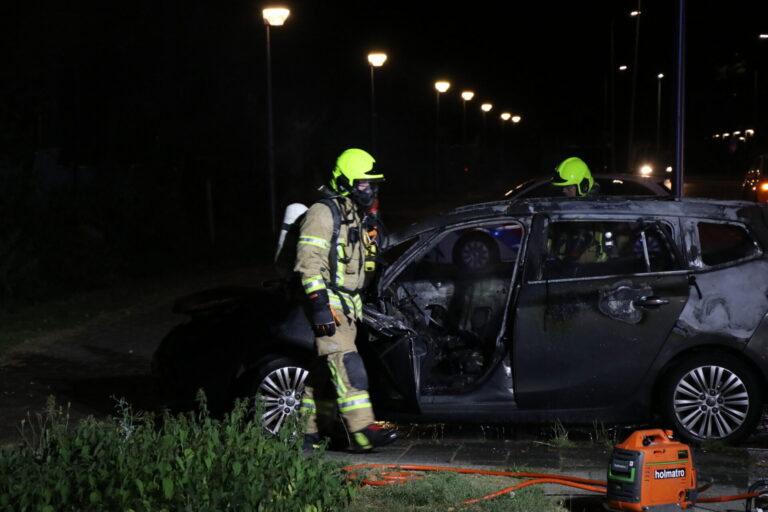 Auto uitgebrand op parkeerplaats Valeriusrondeel