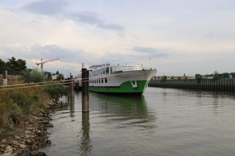 Hotelschip voor tijdelijke opvang vluchtelingen aangemeerd