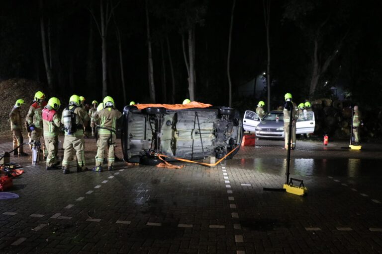 Brandweer oefent in stromende regen verkeersongeval bij sporthal Schenkel