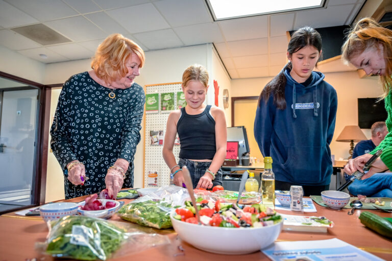 Kindercollege overhandigd kinderkoekboek voor Capelse kinderen