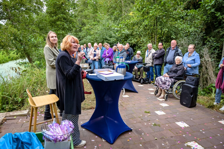 Ruim dertig liefdestegels gelegd bij Liefdeslaantje