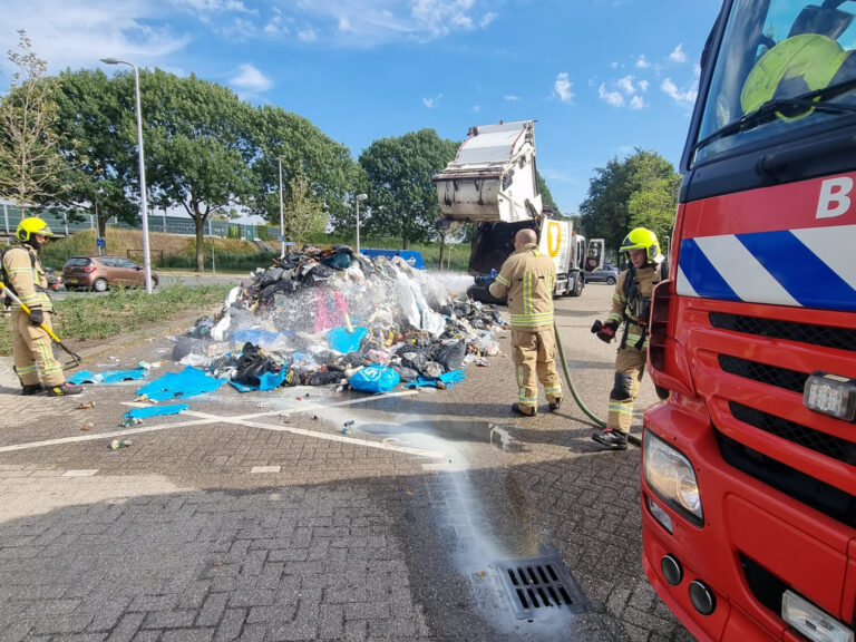 Vuilniswagen dumpt brandende lading op parkeerplaats