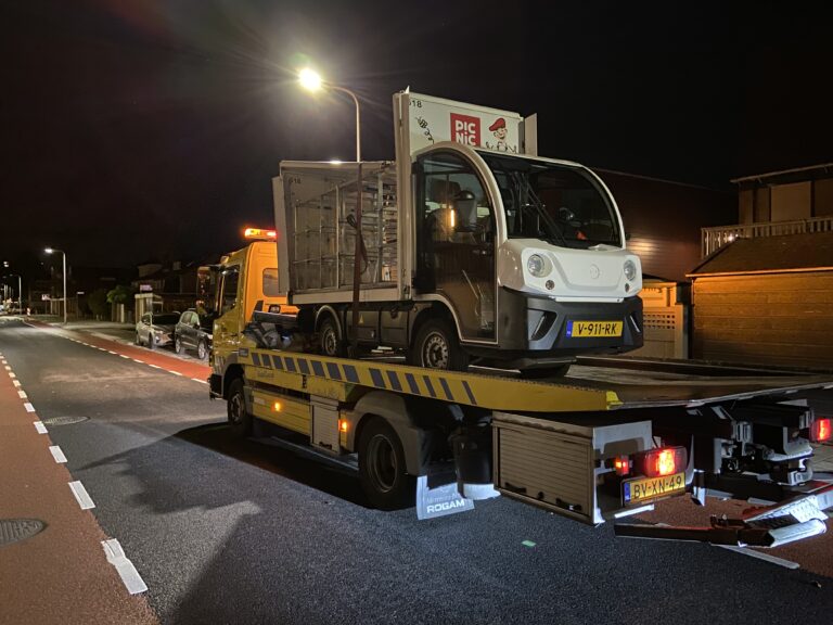 Picnic-bezorger rijdt auto klem op Damsterdiep