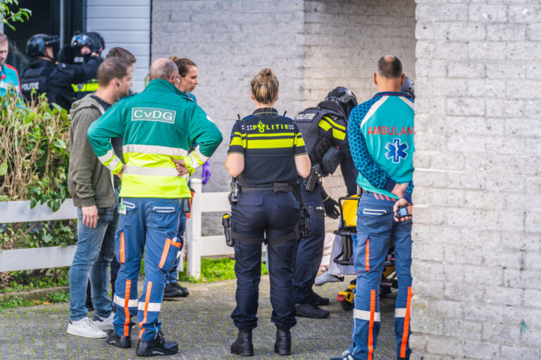 Team Parate Eenheid haalt verwarde man uit woning Sofie Blank Erf