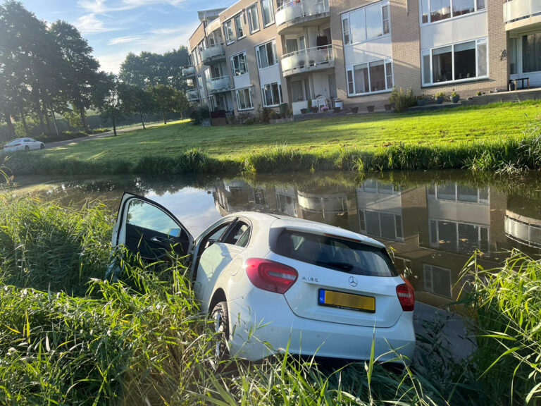 Automobiliste geeft onbedoeld gas en belandt in water