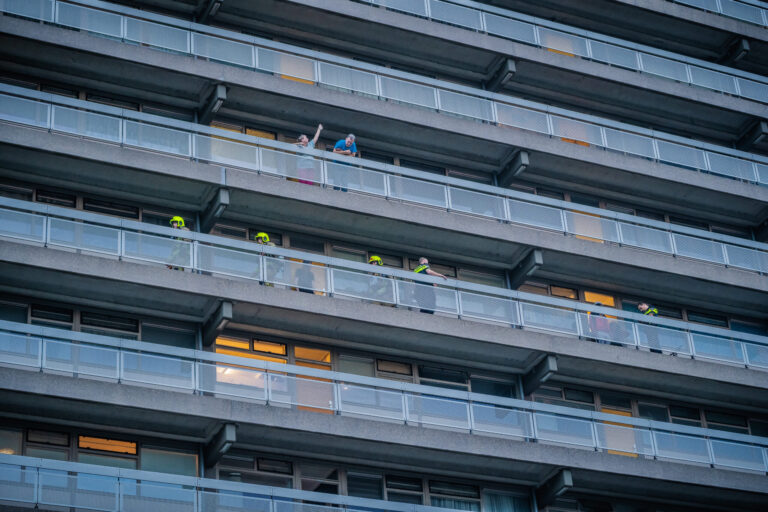 Barbecue op balkon doet brandweer uitrukken voor flatbrand