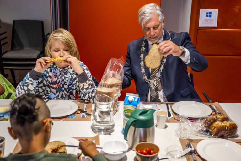 Groep 7 van basisschool De Vijfster ontbijt samen met burgemeester Oskam