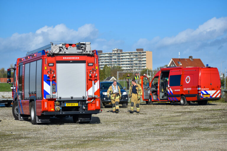 Brandweer op zoek naar te water geraakt voertuig Schaardijk