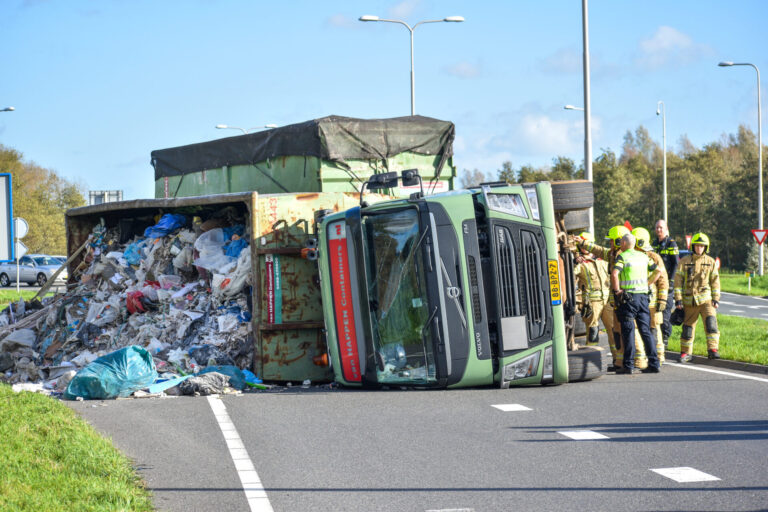 Vrachtwagen gekanteld, N210 deels afgesloten