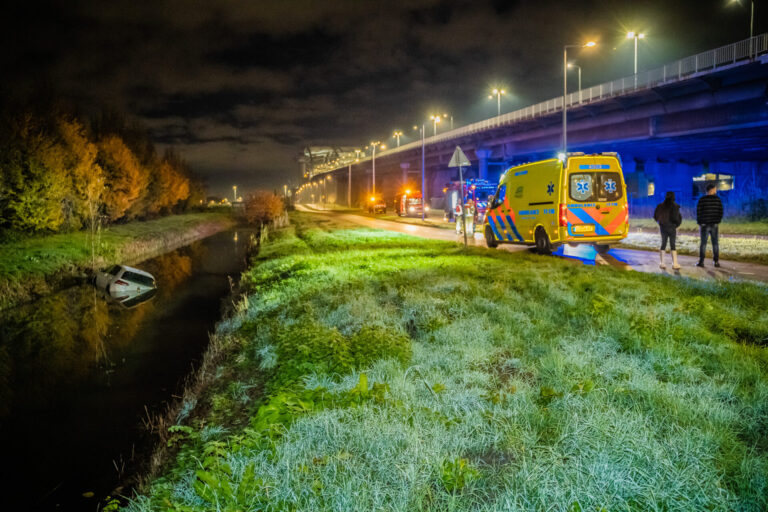 Auto te water bij van Brienenoordbrug in Rivium