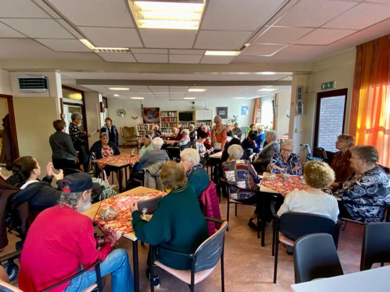 Jaarlijkse pepernoten- en kruidnotentest bij de Zonnebloem in Nieuwerkerk