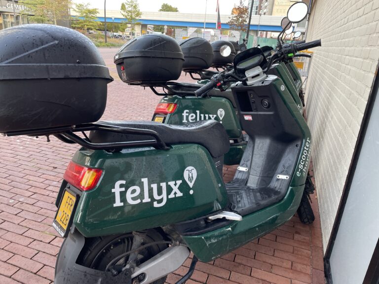 Gemeente gaat speciale parkeervakken maken voor deelscooters na klachten