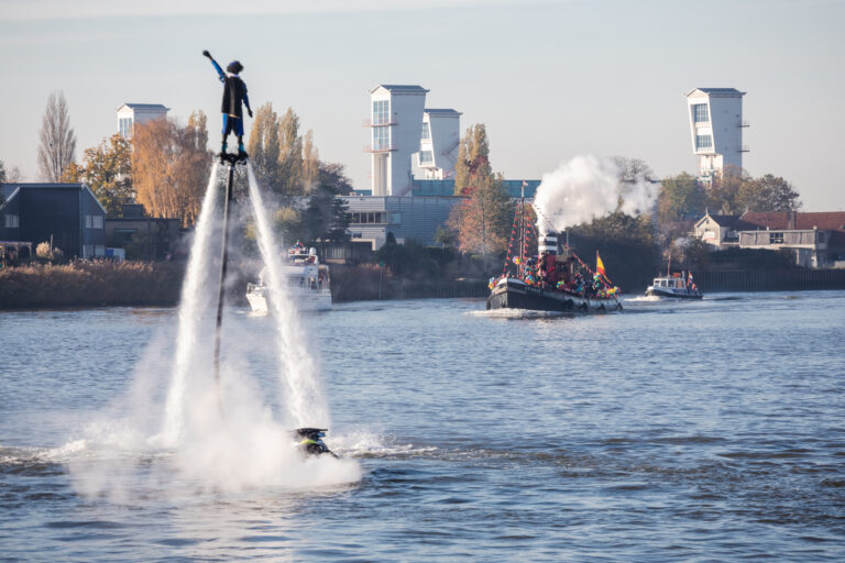 Kijk terug: Sinterklaas komt aan in Capelle aan den IJssel (video)