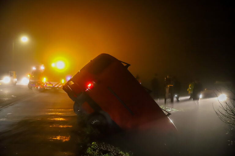 Bestelbus te water op Bredeweg