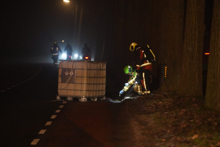 Grote vaten met vermoedelijk drugsafval gedumpt op Parallelweg-Zuid