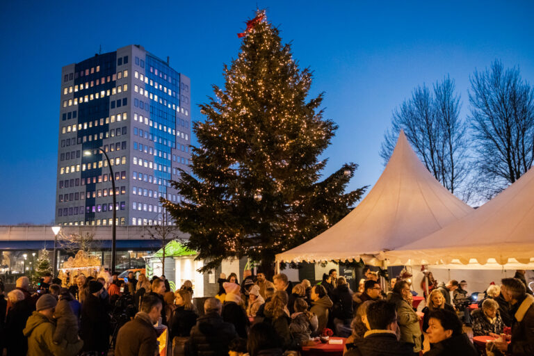 Verlichting grote kerstboom naast gemeentehuis ontstoken