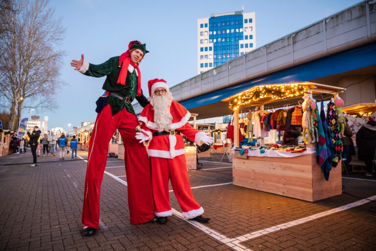 Sfeervolle Capelse Kerstmarkt geopend door wethouder en kindercollege