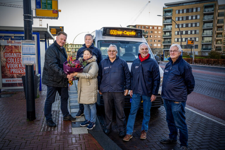 75.000ste reiziger en buurtbusvrijwilligers in het zonnetje gezet