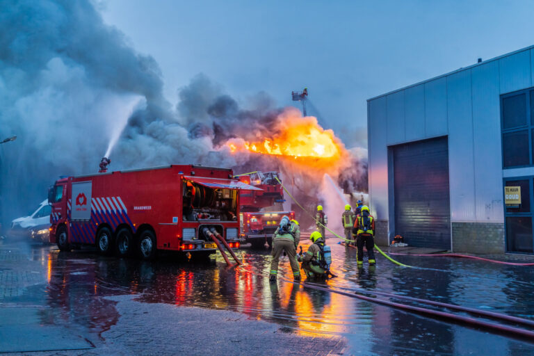 Zeer grote uitslaande brand in bedrijfspand aan Burgemeester Schalijlaan