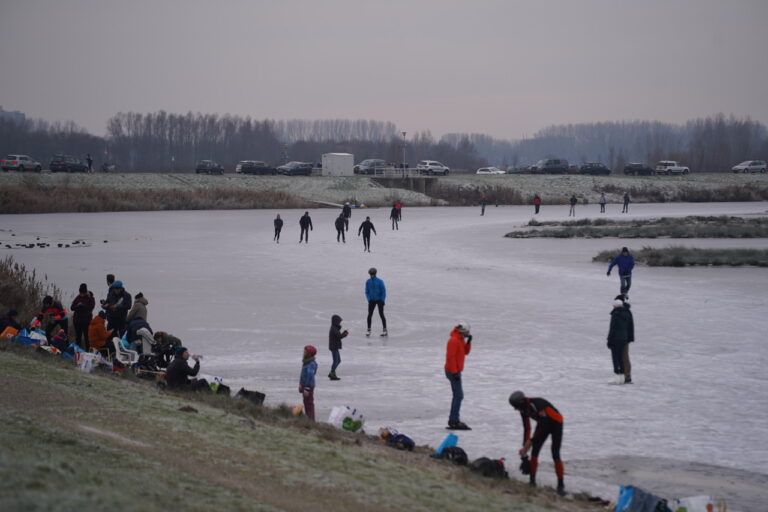 Ijspret langs de Slingerkade in Zevenhuizen