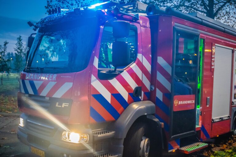 Brandweer blust brand in bus