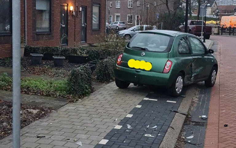 Politie zoekt beschadigde rode auto na ravage op Molenvlietsingel