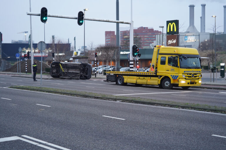 Auto belandt op zijkant na botsing op Hoofdweg