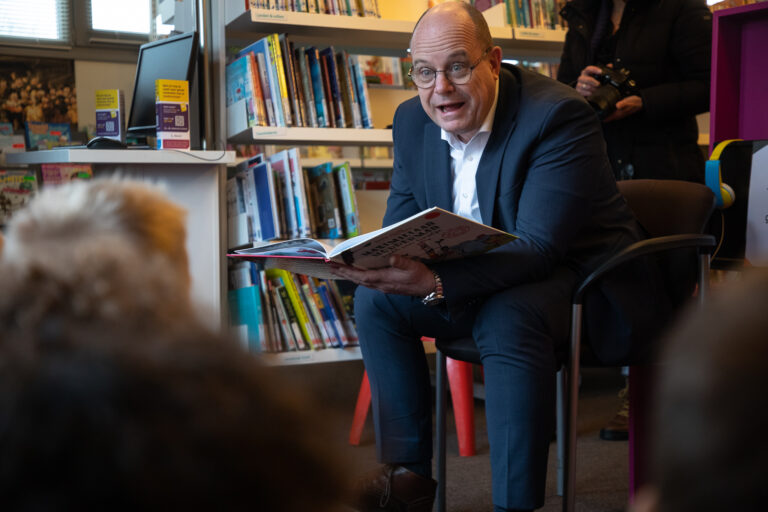 Burgemeester en wethouders op pad voor Nationale Voorleesdagen